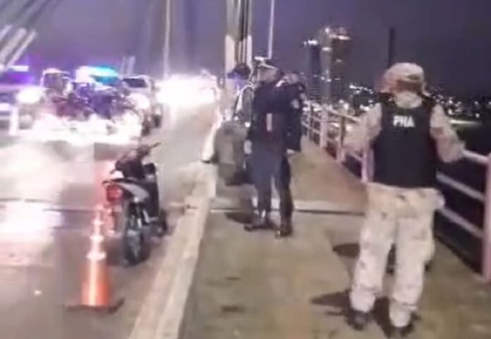Motociclista saltó desde el puente