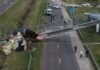 Camión chocó y derrumbó un puente peatonal en la autovía: el conductor murió