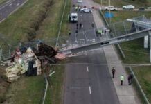 Camión chocó y derrumbó un puente peatonal en la autovía: el conductor murió