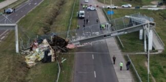 Camión chocó y derrumbó un puente peatonal en la autovía: el conductor murió