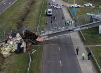 Camión chocó y derrumbó un puente peatonal en la autovía: el conductor murió