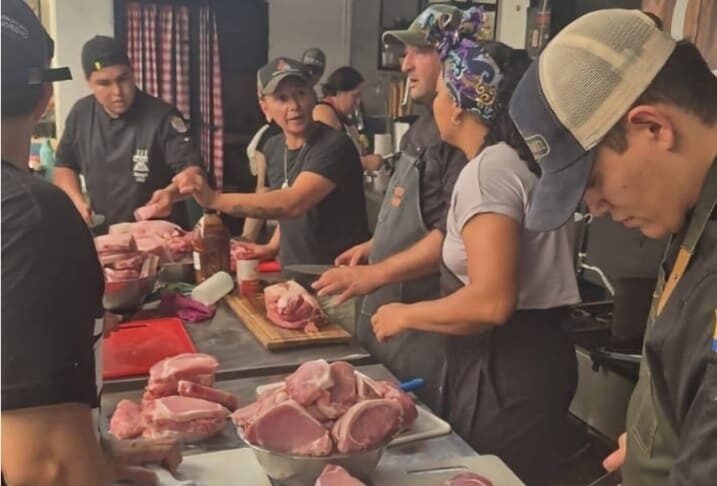 Saenzpeñenses en Colombia: campeones del asado y el locro cocinan para afectados por el terremoto