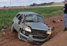 Robaron un auto y volcaron escapando de la Policía