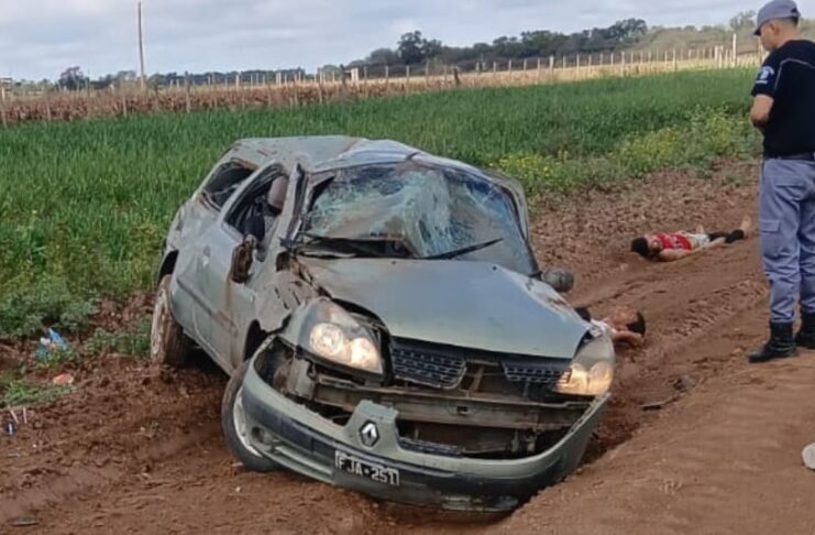 Robaron un auto y volcaron escapando de la Policía