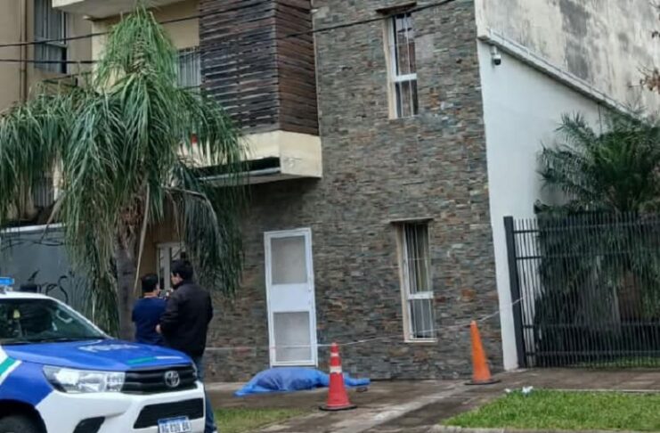 Investigan la muerte de una mujer que cayó de un edificio en Resistencia
