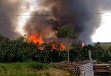 Voraz incendio de pastizales alcanzó a varias viviendas en Puerto Vilelas