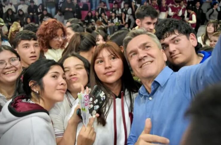 + Futuro: 100 mil pesos mensuales para estudiantes con buenas calificaciones
