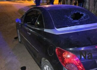 Celosa destrozó el auto de la ex de su novio en Charata