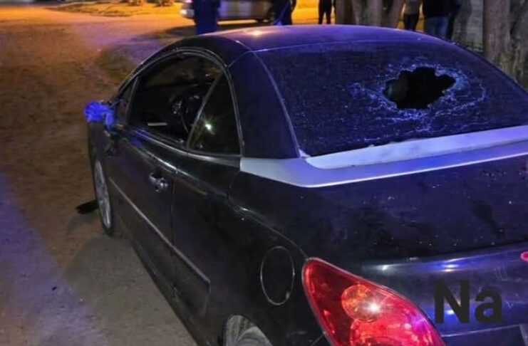 Celosa destrozó el auto de la ex de su novio en Charata