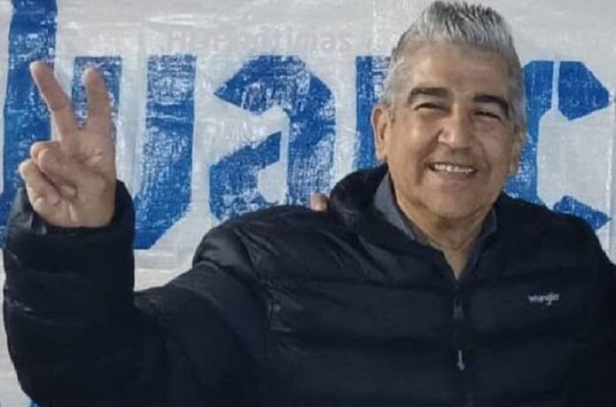 Juan Carlos Ayala dedos en V