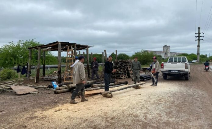 Ranchos para evacuados en Barranqueras